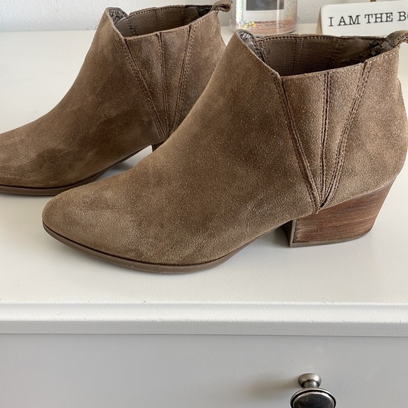 Crown Vintage Women’s Tan Suede Pointed Toe Ankle Booties -Size 8 - Picture 2 of 7